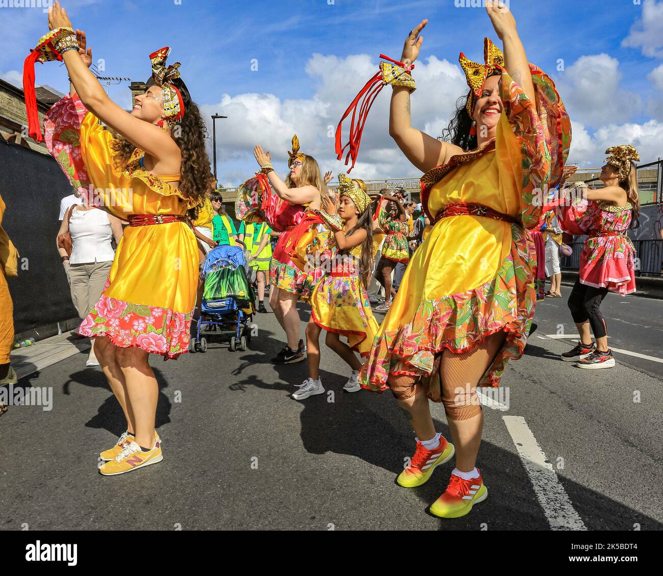 Un groupe de danse en costumes colorés participe à la parade de jour de famille, Notting Hill Carnival, Londres Banque D'Images