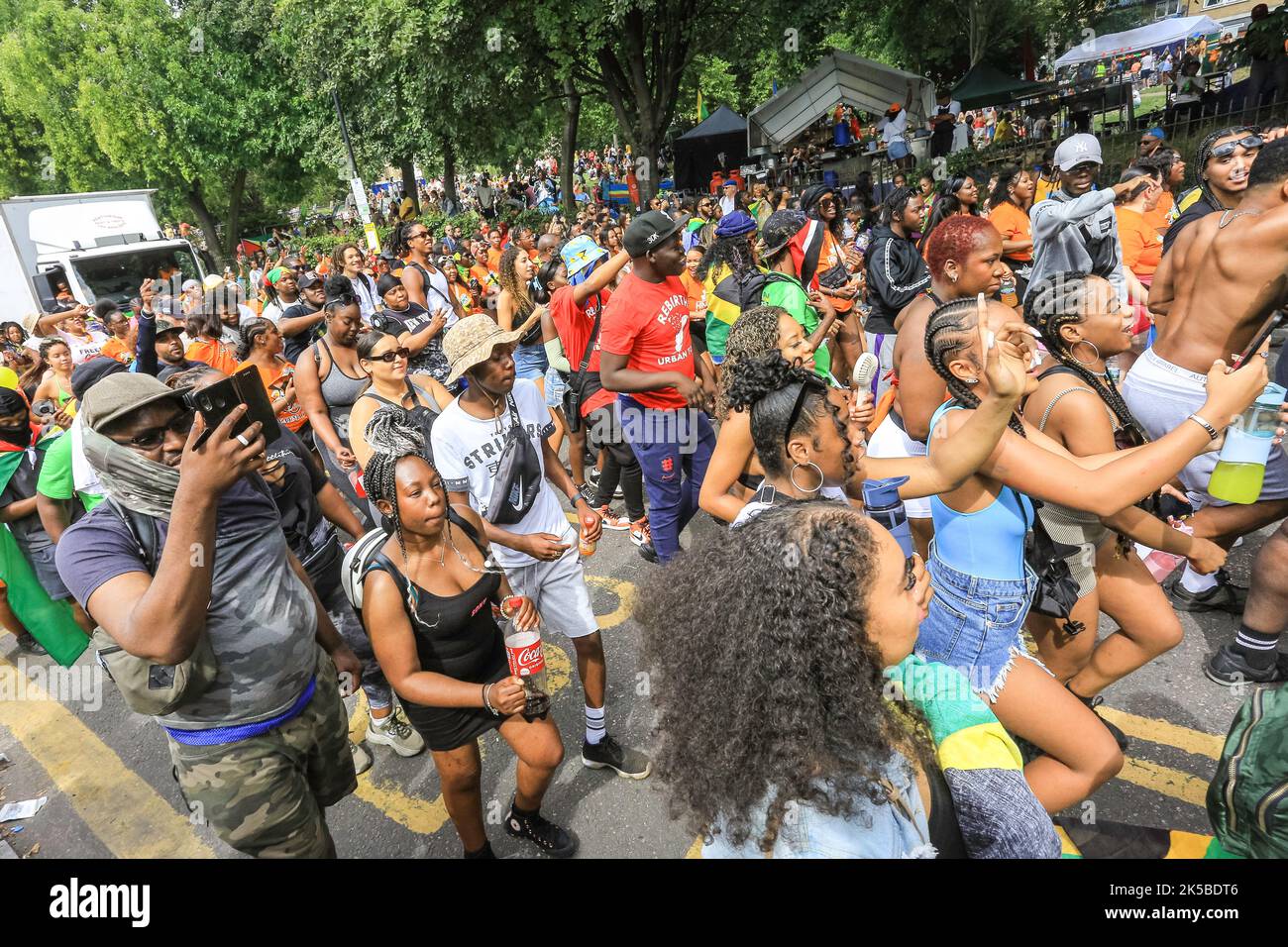 Les fêtards dansent derrière un système sonore au Notting Hill Carnival Parade, Londres, Angleterre, Royaume-Uni Banque D'Images