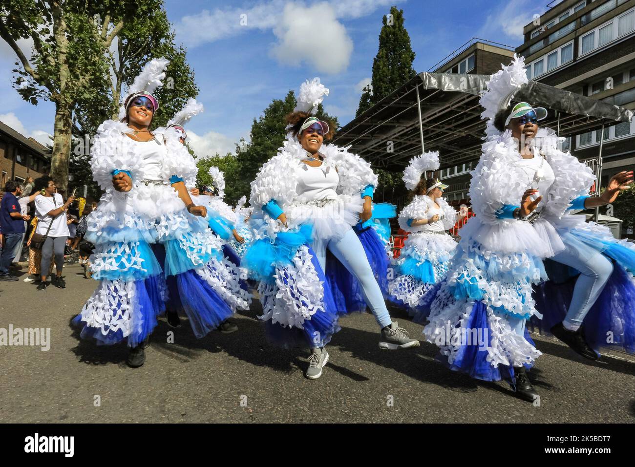 Un groupe de danse en costumes colorés participe à la parade de jour de famille, Notting Hill Carnival, Londres Banque D'Images