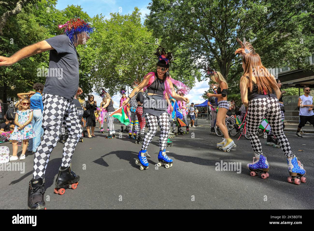 Un groupe de patineurs à roulettes participe à la parade du Notting Hill Carnival, Londres, Angleterre, Royaume-Uni Banque D'Images