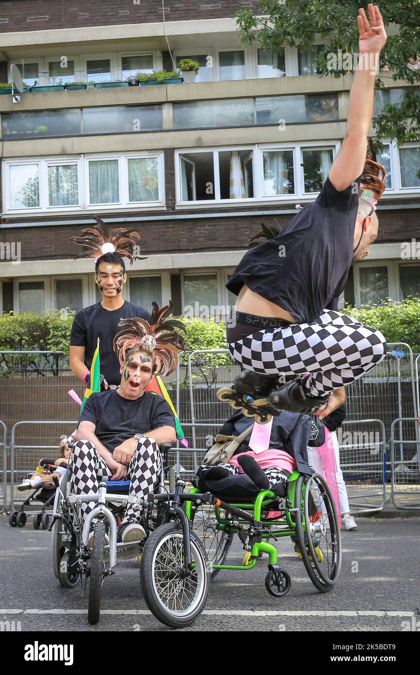 Un groupe de patineurs à roulettes, y compris des utilisateurs de fauteuils roulants, se manifeste au Notting Hill Carnival Parade, Londres, Angleterre, Royaume-Uni Banque D'Images