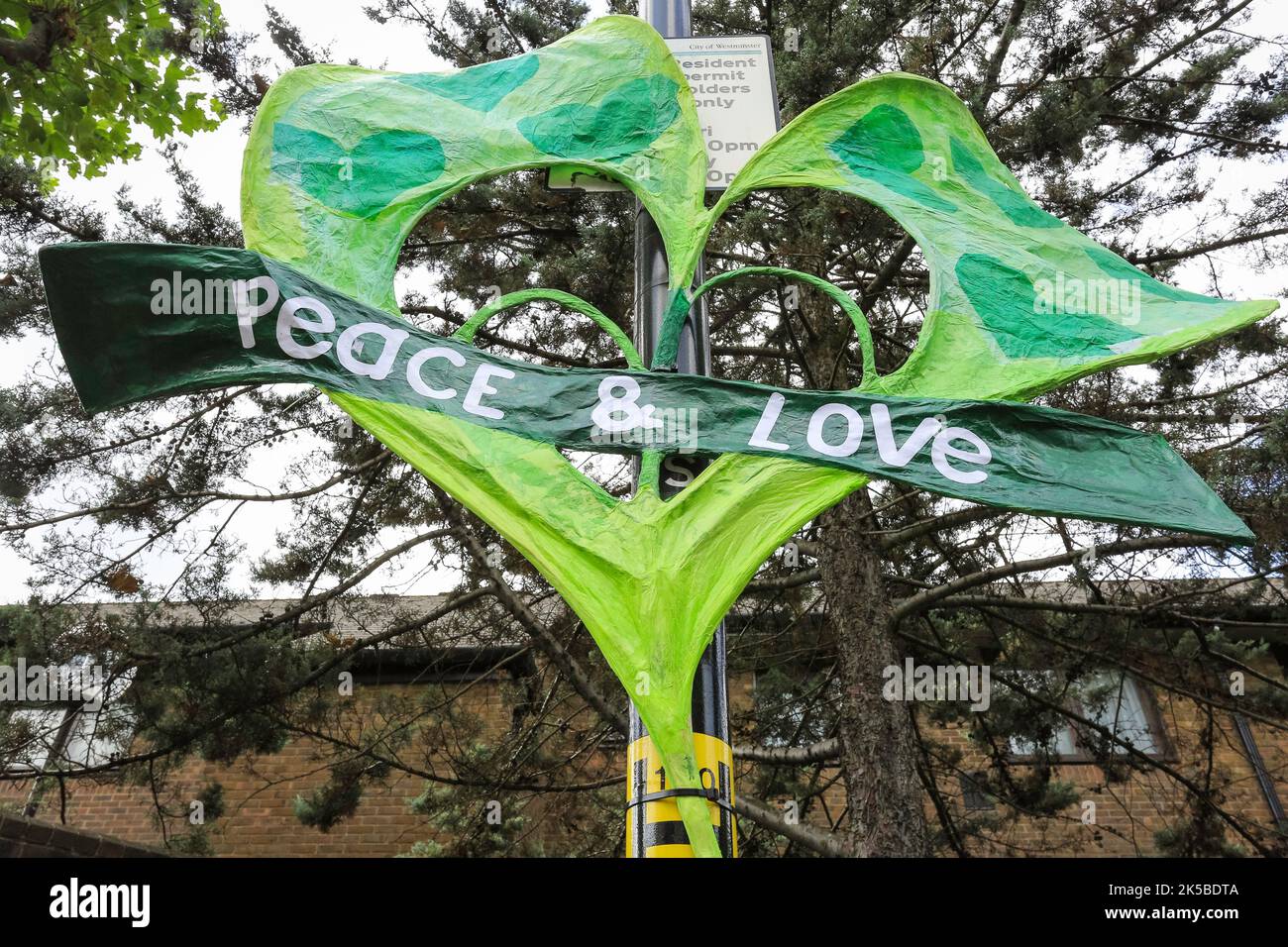 Un panneau « paix et amour » de Grenfell se souvient du feu de Grenfell au Carnaval de Notting Hill, Londres, Angleterre, Royaume-Uni Banque D'Images