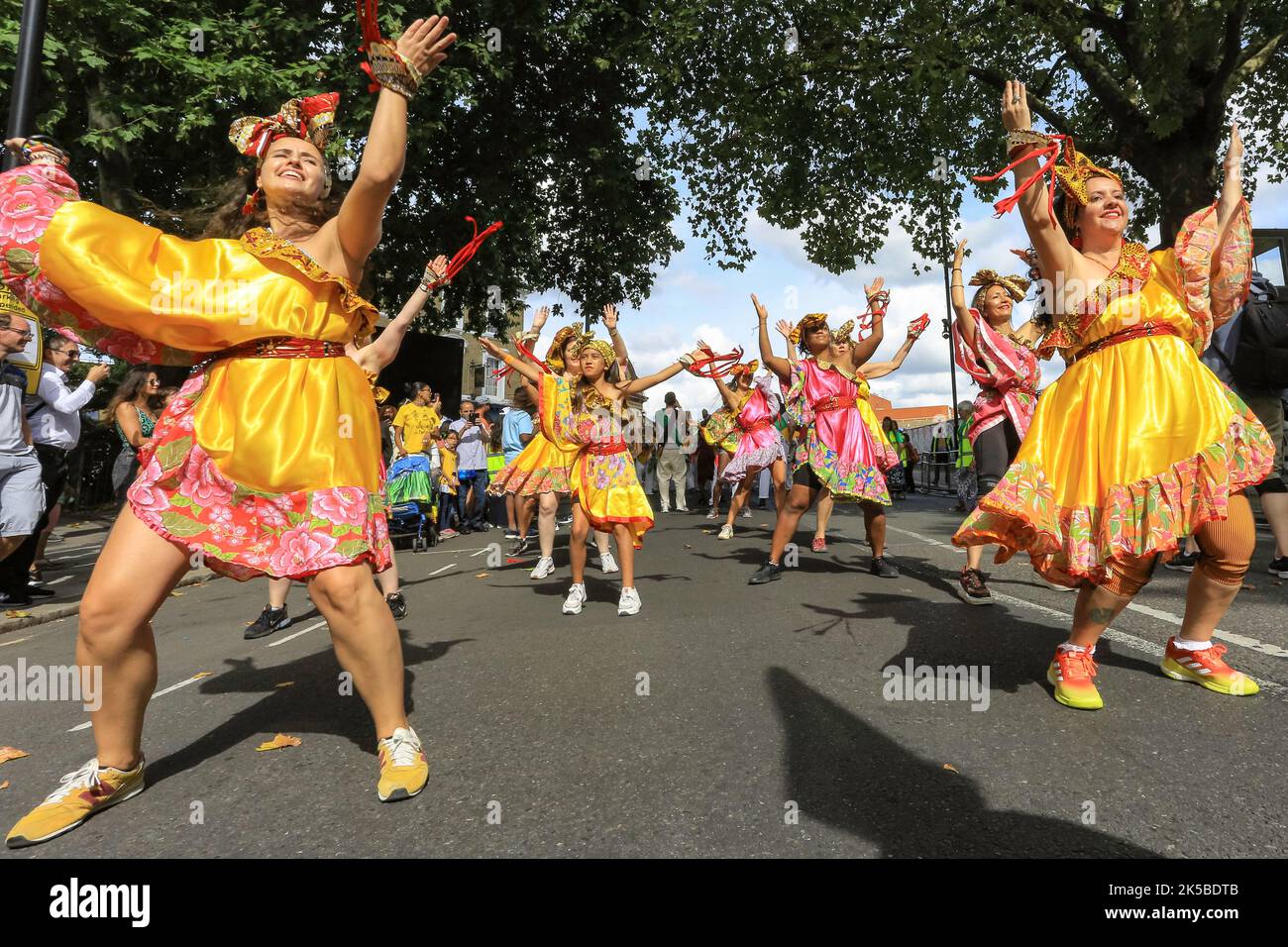 Un groupe de danse en costumes colorés participe à la parade de jour de famille, Notting Hill Carnival, Londres Banque D'Images