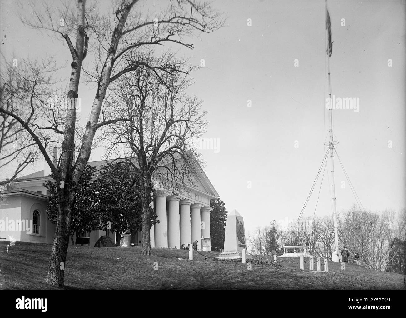 Arlington Mansion - vue, y compris le tombeau de l'enfant, 1917. Ancien domicile du général de l'armée confédérée Robert E. Lee, et monument à Pierre Charles l'enfant, architecte, ingénieur et urbaniste. Enfant a conçu le plan spatial pour Washington, D.C. Banque D'Images