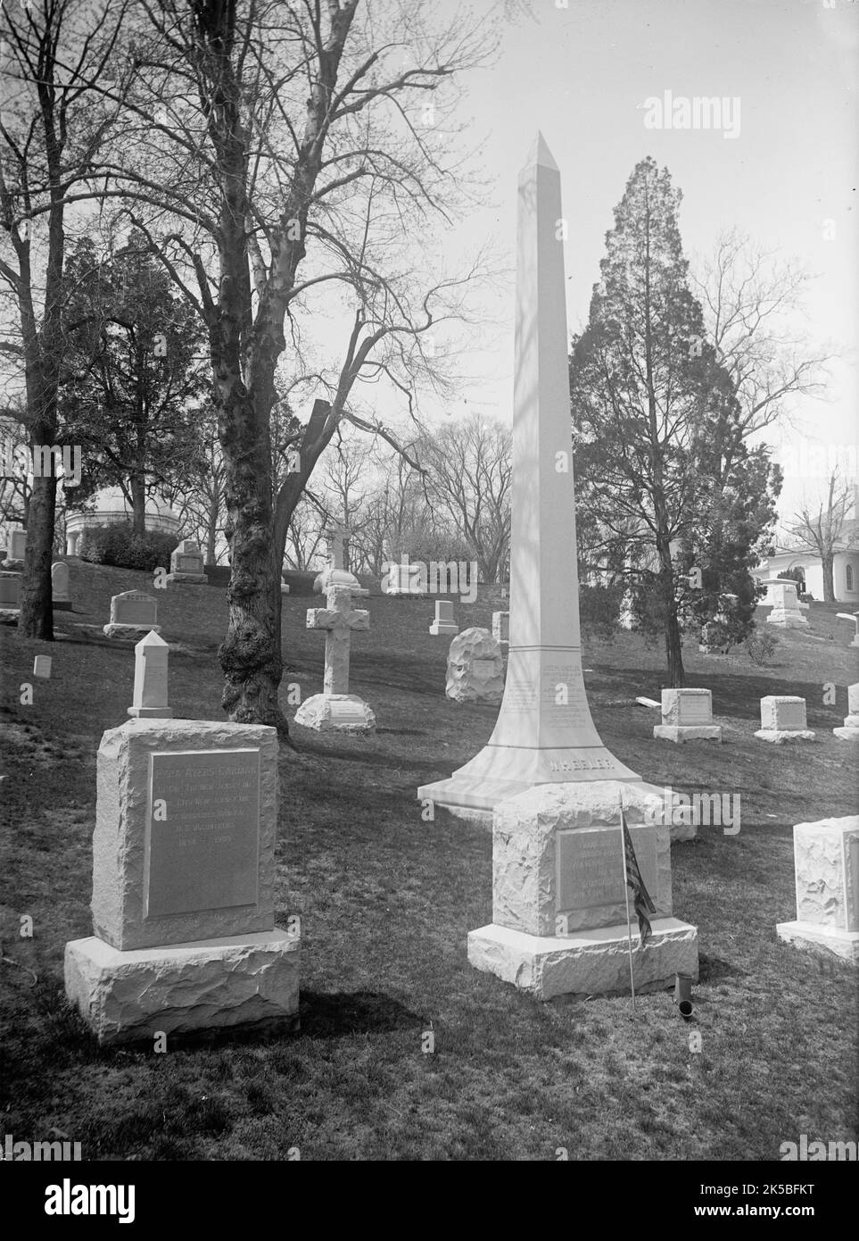 Cimetière national d'Arlington, 1917. Tombes de la guerre civile : mémoriaux à Ezra Ayers Carman, de l'infanterie du New Jersey, de l'Armée de l'Union, et Joseph Wheeler, lieutenant-général, de l'Armée des États confédérés. Banque D'Images