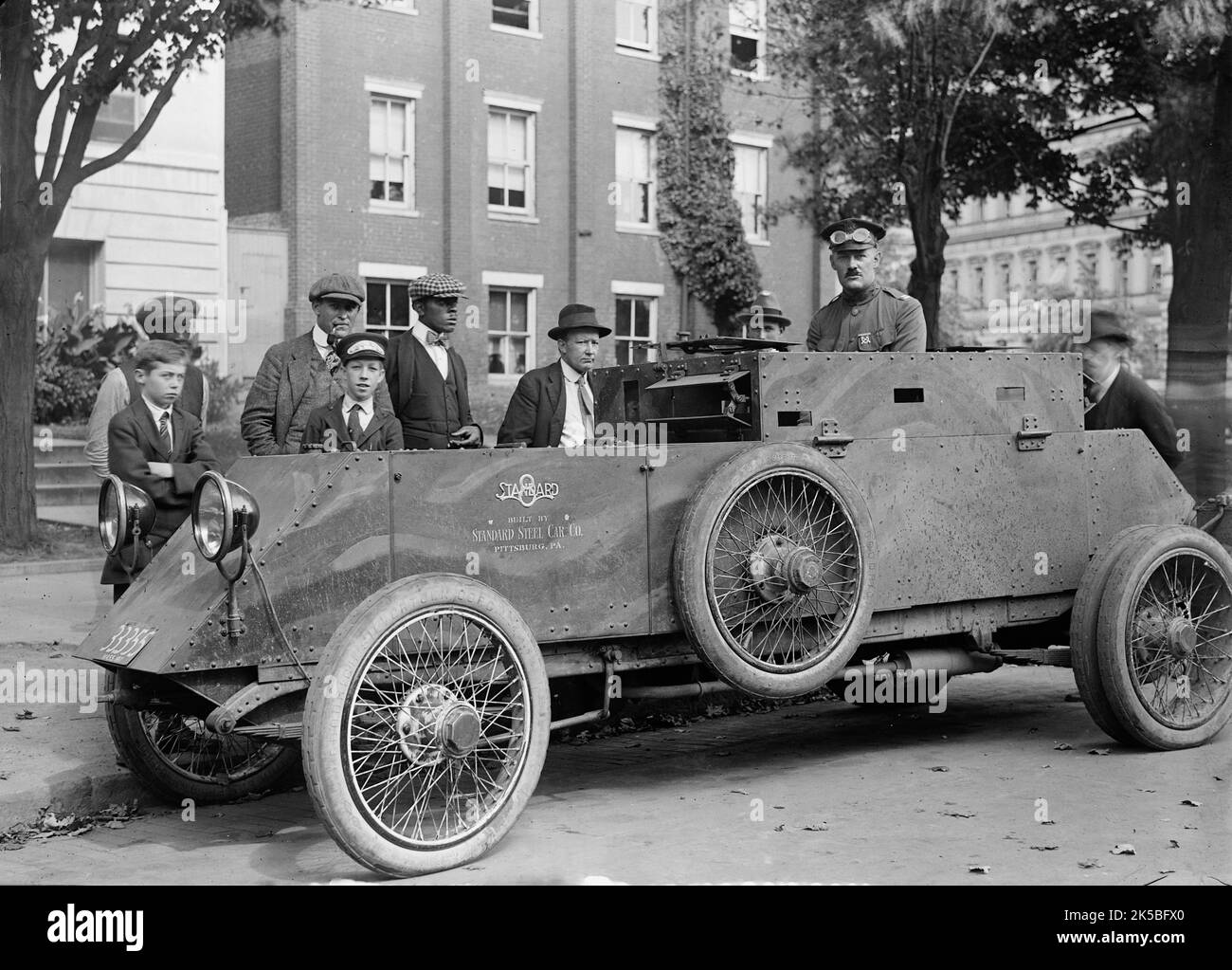 Armée, U. S. Capt. - Renwick avec camion de l'armée, 1917. Première Guerre mondiale : véhicule blindé avec mitrailleuse, construit par la Standard Steel car Company de Pittsburg. Notez le bon de livraison du télégramme dans le Cap de Western Union. Banque D'Images