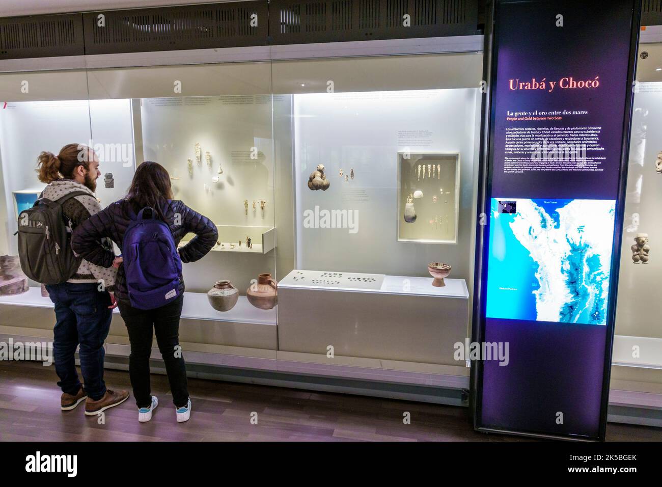 Bogota Colombie, Santa Fe Museo del Oro intérieur, Gold Museum galerie exposition sécurisée vitrines de l'art de métal sacré de l'or indigène pré-colombienne Banque D'Images