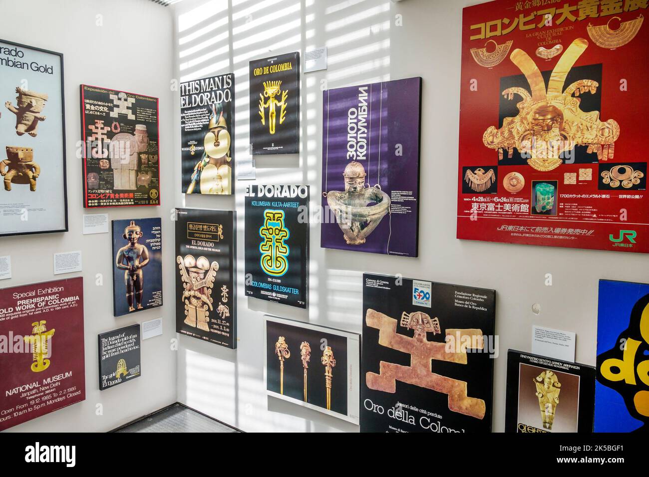 Bogota Colombie, Santa Fe Museo del Oro intérieur, Gold Museum galerie international voyage exposition affiches plusieurs langues adv Banque D'Images