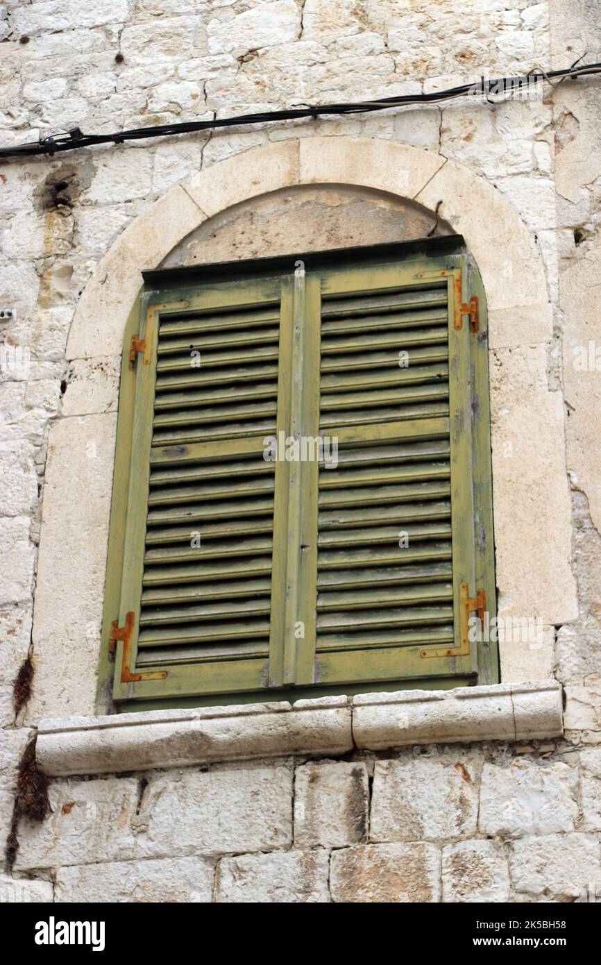 Vieilles portes et volets en Croatie Banque D'Images
