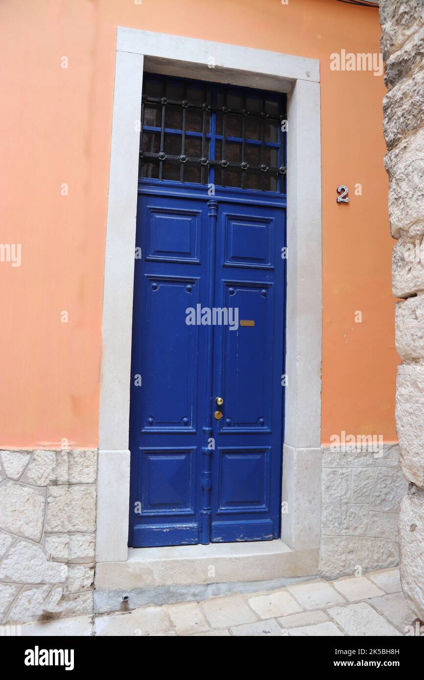 Vieilles portes et volets en Croatie Banque D'Images