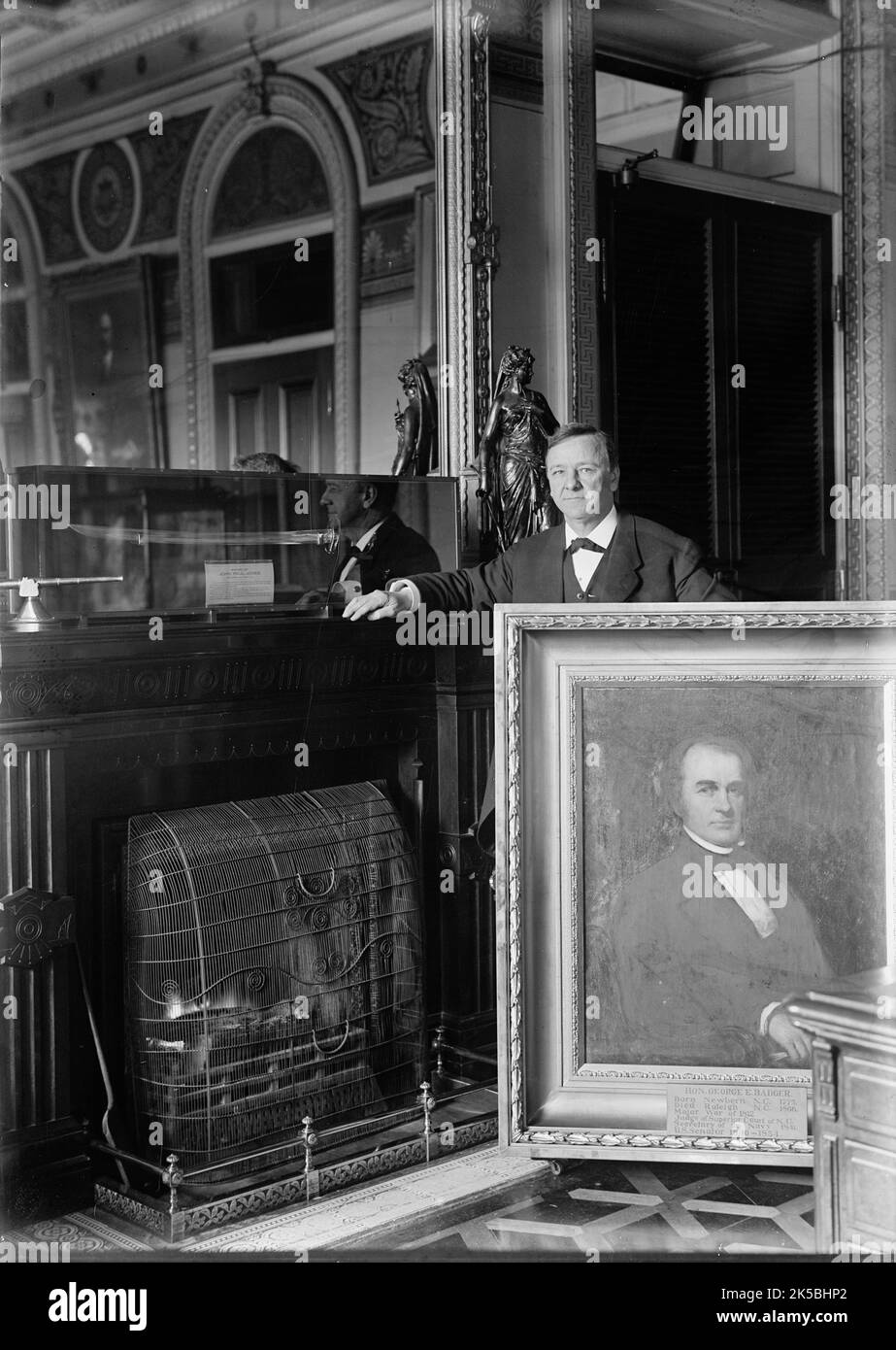 Secrétaires de la Marine: Josephus Daniels avec le portrait de George E. Badger, 1913. Badger était secrétaire de la Marine en 1841. Daniels a occupé le poste 1913-1921. Sur la cheminée se trouve l'épée de Jean-Paul Jones. Banque D'Images