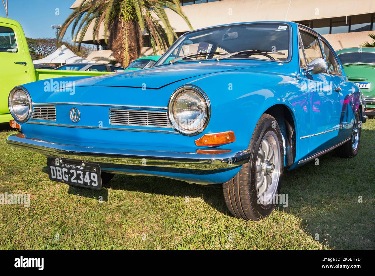 Véhicule Volkswagen Karmann-Ghia 1973 exposé au salon des voitures d'époque. Produit par Volkswagen, conçu par la société italienne Carrozzeria Ghia. Banque D'Images