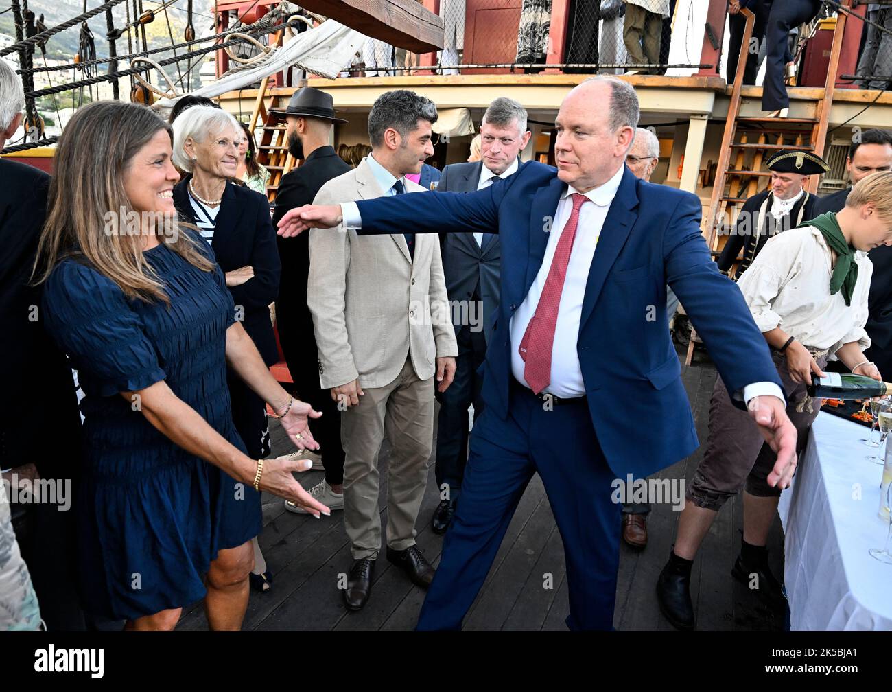 MONACO 202204 le Prince Albert de Monaco et Pernilla Wiberg, ancien skieur alpin suédois à bord du grand navire Gotheburg dans le port de Monte Carlo, mardi. Le navire a apporté une œuvre d'art sous la forme d'un éléphant que le prince a reçu de la Fondation Perfect World lorsqu'il s'est rendu à Göteborg en mai. Photo Tommy Holl / TT / code 2391 Banque D'Images