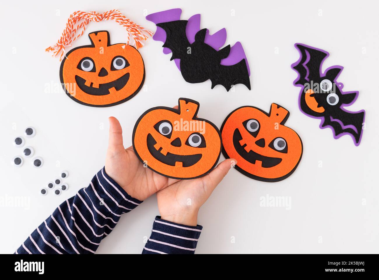 les enfants tiennent les décorations de citrouille d'halloween avec le visage effrayant Banque D'Images