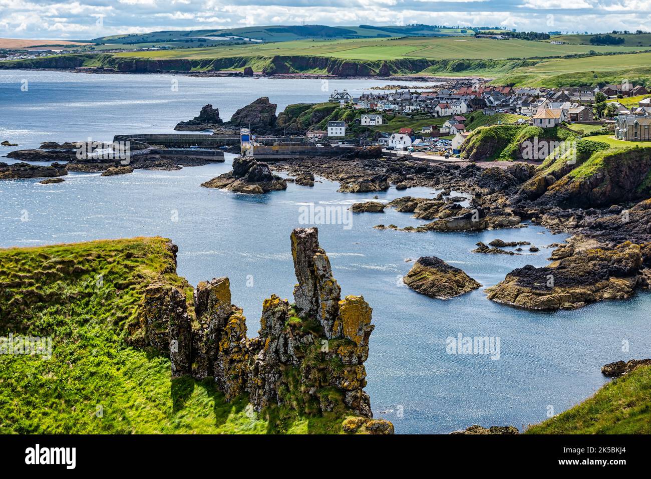 Vue depuis le dessus du village et du port de St ABB avec vue lointaine sur les falaises et le littoral, Berwickshire, Écosse, Royaume-Uni Banque D'Images