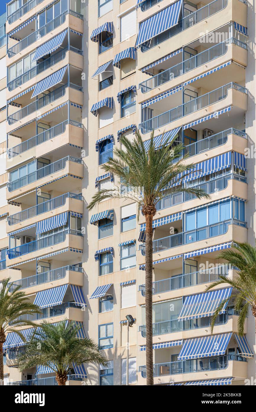 Appartements et locations de vacances élégants sur le front de mer à El Campello sur la Costa Blanca espagnole. Au nord d'Alicante, sur la côte sud-est de l'Espagne. Banque D'Images