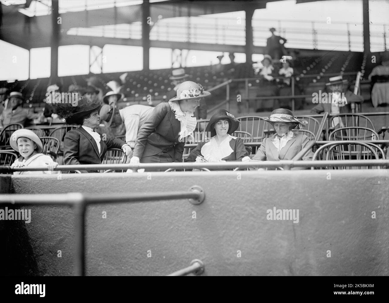 Baseball, amateur et collège - regarder un match entre les clubs de Chase Metropolitan et Chevy : Alex Hagner; Mlle Belle Hagner; Mlle Maitland Marshall; Mlle Eleanor & amp; Jessie Wilson, 1913. Isabella Louisa Hagner James a été la première secrétaire sociale de la Maison Blanche. Les sœurs Eleanor Wilson McAdoo et Jessie Woodrow Wilson Sayre étaient les filles de la présidente américaine Woodrow Wilson et d’Ellen Louise Axson. Eleanor était écrivain et Jessie était activiste politique. Banque D'Images
