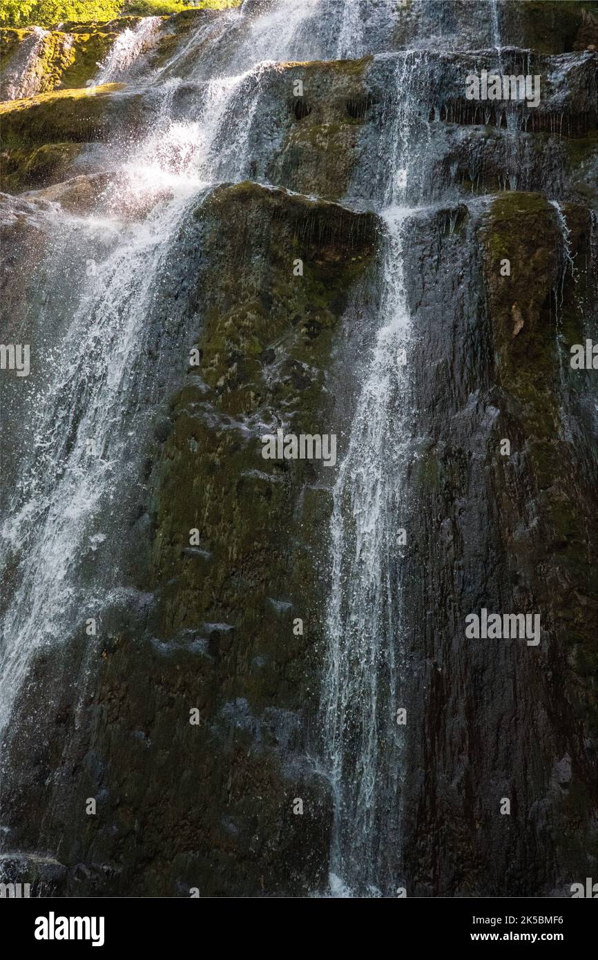 Les cascades du Hérisson dans le Jura français. Banque D'Images