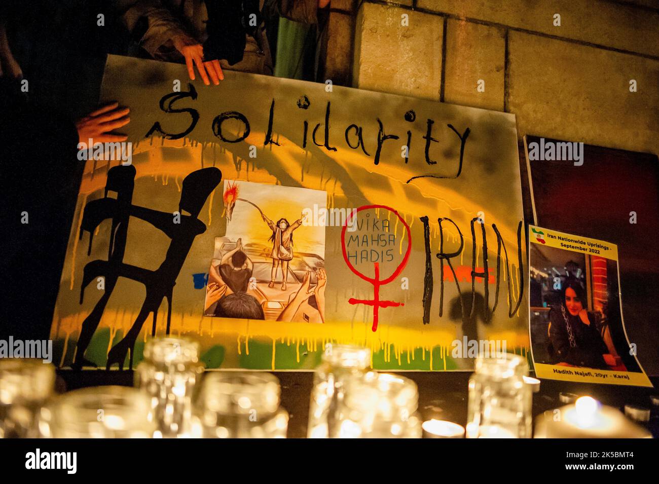 Utrecht, pays-Bas. 06th octobre 2022. Personnes vues portant un écriteau. Dans le centre-ville d'Utrecht, un groupe de jeunes Iraniens et des amis hollandais ont organisé une veillée pour commémorer toutes ces femmes courageuses, les combattants de la liberté et les victimes des crimes et des violences systématiques du régime iranien actuel, et pour appeler à la justice en Iran. La mort de Mahsa Amini, 22 ans, après avoir été détenue par la police morale iranienne, a suscité des manifestations sans précédent dans tout le pays. Crédit : SOPA Images Limited/Alamy Live News Banque D'Images