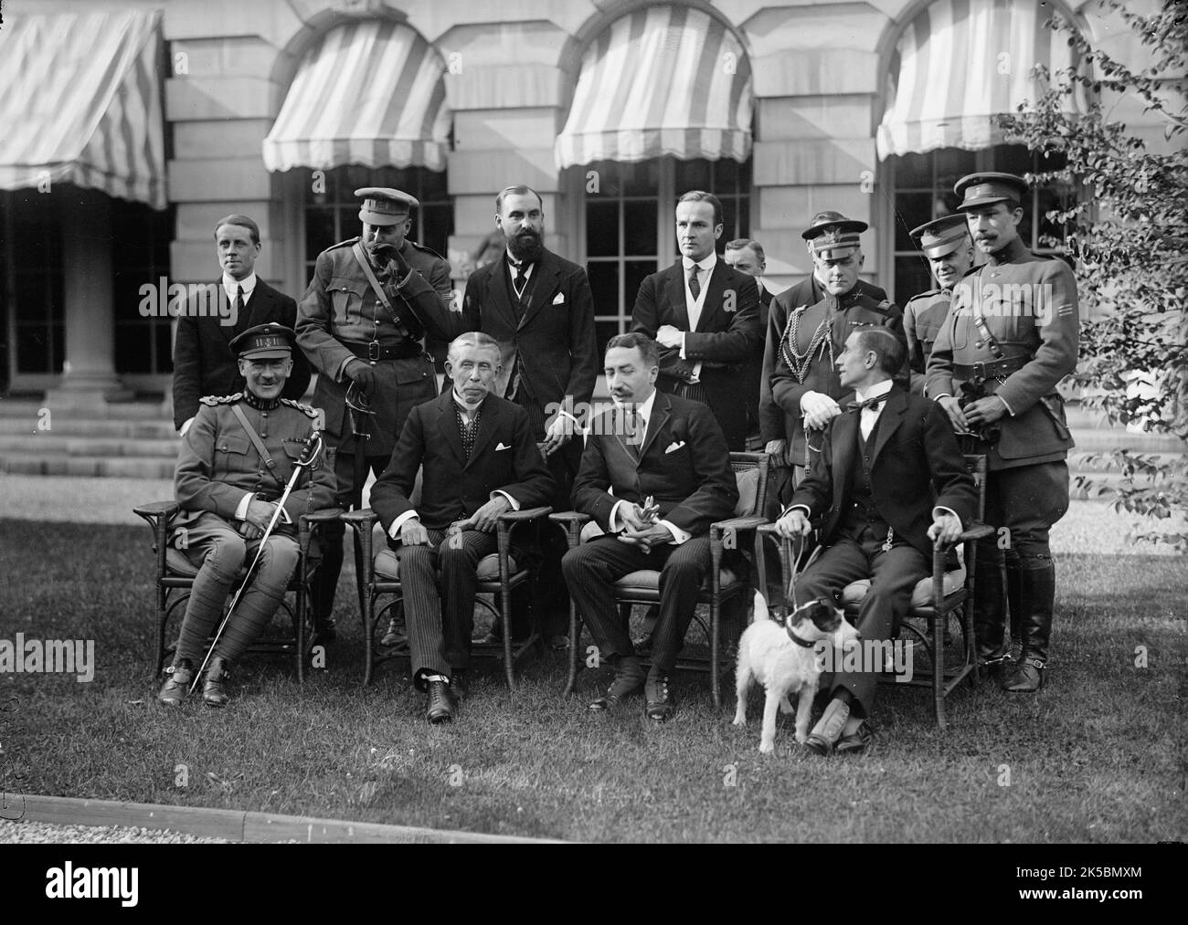 Mission belge aux États-Unis chez Lars, C'EST-À-DIRE Larz Anderson, Washington DC, 1917. Première Guerre mondiale : officier militaire belge à la rencontre de diplomates, de politiciens et de militaires. Debout: M. Demertens, un des secrétaires de mission; le major Leon Osterrieth; Hector Carlier; Un secrétaire de la mission; le conseiller Symon de la Ligue belge; Warren D. Robbins du département d'État; le capitaine Comly, États-Unis; CaptainCook, États-Unis; Comte Louis d'Ursel. Assis : le général de division Mathieu Leclercq, commandant de la cavalerie belge; le baron Ludovic Moncheur; Emile de Cartier de Marchienne, Mission aux États-Unis; Hugh S. Banque D'Images