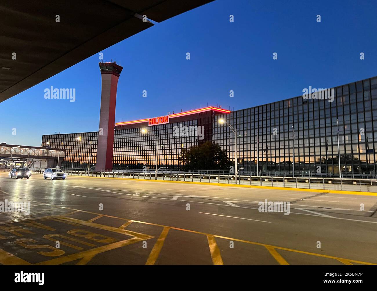 À l'extérieur de l'hôtel Hilton de l'aéroport international de Chicago O'Hare à l'heure bleue juste après le coucher du soleil. Banque D'Images