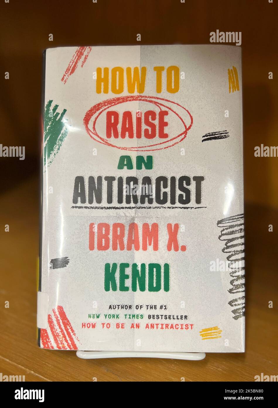 Un exemplaire du livre Comment élever un antiraciste par Ibram X Kendi exposé dans une bibliothèque publique. Banque D'Images