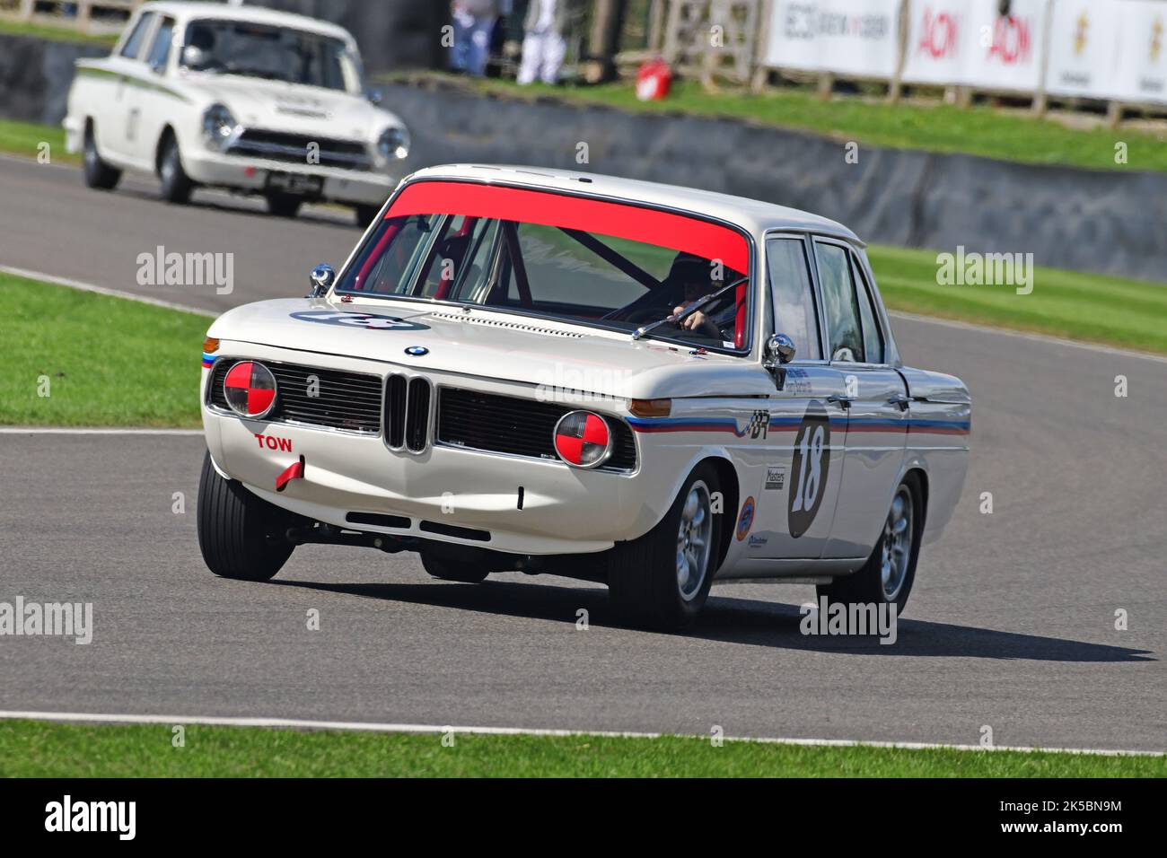 Matt Neal, Harry Barton, BMW 1800 Tisa, St Mary’s Trophy Race, deux sessions de qualification suivies de deux courses de 25 minutes, le gagnant étant un total Banque D'Images