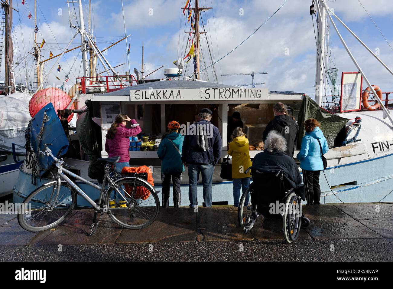 Helsinki, Finlande - 6 octobre 2022 : le salon du hareng de la Baltique sur l'OPrettober 2022 à Helsinki. La Baltic Herring Fair est le plus ancien événement traditionnel d'Helsinki, qui se tient chaque année début octobre depuis 1743. Les pêcheurs de tout le long de la côte sud de la Finlande se rassemblent sur la place du marché pour vendre leurs meilleurs produits Banque D'Images