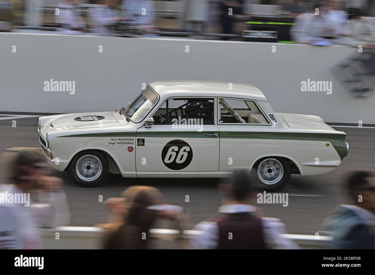 Stoffel Vandoorne, Niall McFadden, Ford Lotus Cortina, St Mary’s Trophy Race, deux séances de qualifications suivies de deux courses de 25 minutes, la gagnante est Bein Banque D'Images