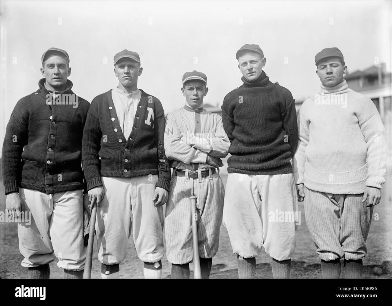 Bob Austin (probablement Robert V.), Vic Bickers (peut-être), Merito Acosta, Joe Gedeon et Al Scheer, Washington American League (Baseball), env. 1913. Banque D'Images