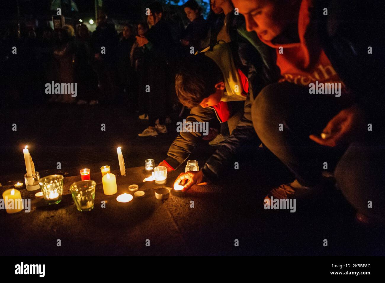 Utrecht, pays-Bas. 06th octobre 2022. Les gens ont vu allumer des bougies. Dans le centre-ville d'Utrecht, un groupe de jeunes Iraniens et des amis hollandais ont organisé une veillée pour commémorer toutes ces femmes courageuses, les combattants de la liberté et les victimes des crimes et des violences systématiques du régime iranien actuel, et pour appeler à la justice en Iran. La mort de Mahsa Amini, 22 ans, après avoir été détenue par la police morale iranienne, a suscité des manifestations sans précédent dans tout le pays. (Photo par Ana Fernandez/SOPA Images/Sipa USA) Credit: SIPA USA/Alay Live News Banque D'Images