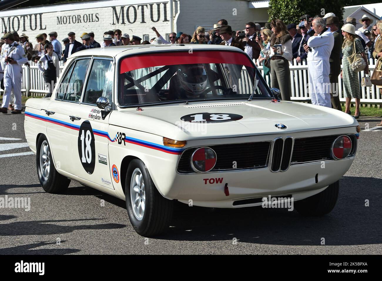 Matt Neal, Harry Barton, BMW 1800 Tisa, St Mary’s Trophy Race, deux sessions de qualification suivies de deux courses de 25 minutes, le gagnant étant un total Banque D'Images