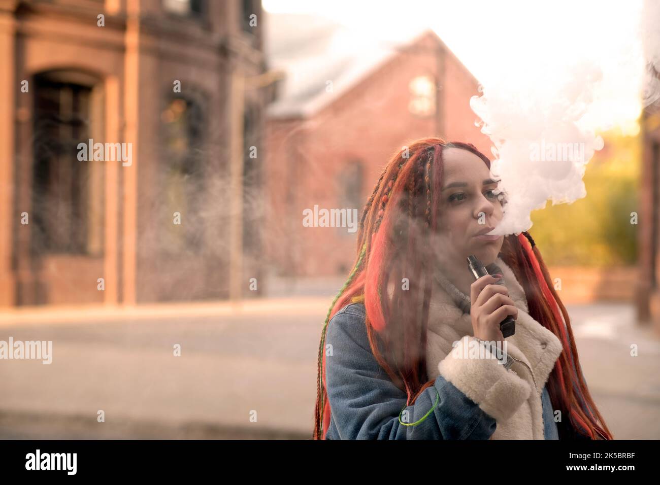 Woman smoking e cigarette Banque de photographies et d'images haute rsolution - Alamy Woman smoking e cigarette Banque de photographies et d'images haute rsolution - Alamy
