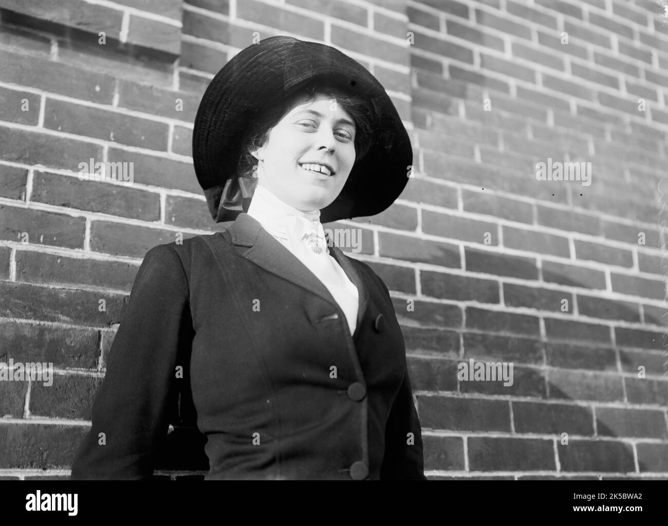 Mme R.C. Burleson, Suffragist - 1913. Socialite américaine, artiste et suffragette Jane Walker Burleson, épouse de Richard Coke Burleson. Elle a été Grand-maréchal de la Woman suffrage Parade de 1913 à Washington, DC. Elle et son mari ont divorcé en 1938. La deuxième femme de Richard, Isabelle, avait été nommée co-défenderesse dans le divorce. En 1940, Jane a abattu Isabelle dans un restaurant de Caroline du Sud, la tuant, et a été condamnée à 12 ans de prison, mais mise en liberté après huit. Banque D'Images