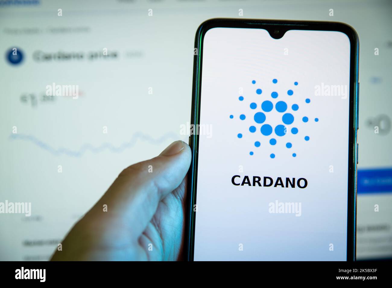 Espagne. 10th septembre 2021. Dans cette illustration, le logo de la crypto-monnaie de Cardano est visible sur l'écran d'un téléphone portable avec un graphique boursier en arrière-plan. (Image de crédit : © Davide Bonaldo/SOPA Images via ZUMA Press Wire) Banque D'Images