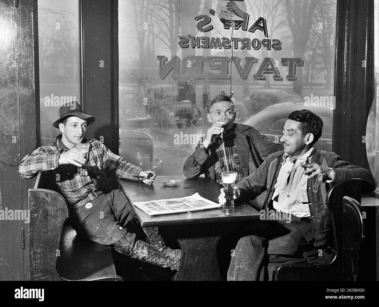 Jack Delano - Elbow Benders, ayant une bière dans la taverne d'Art's Sportsman lors d'un jour pluvieux à Colchester, Connecticut. États-Unis - novembre 1940 Banque D'Images