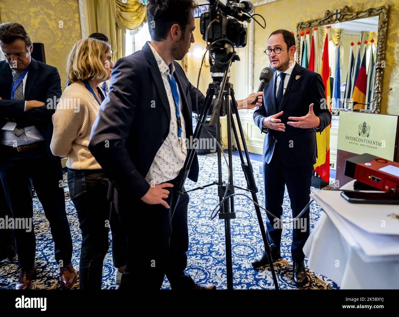 2022-10-07 14:40:25 AMSTERDAM - Vincent van Quickenborne, le ministre belge de la Justice, parle aux journalistes après une conférence européenne sur la lutte contre le crime organisé. REMKO DE WAAL pays-bas hors - belgique hors Banque D'Images