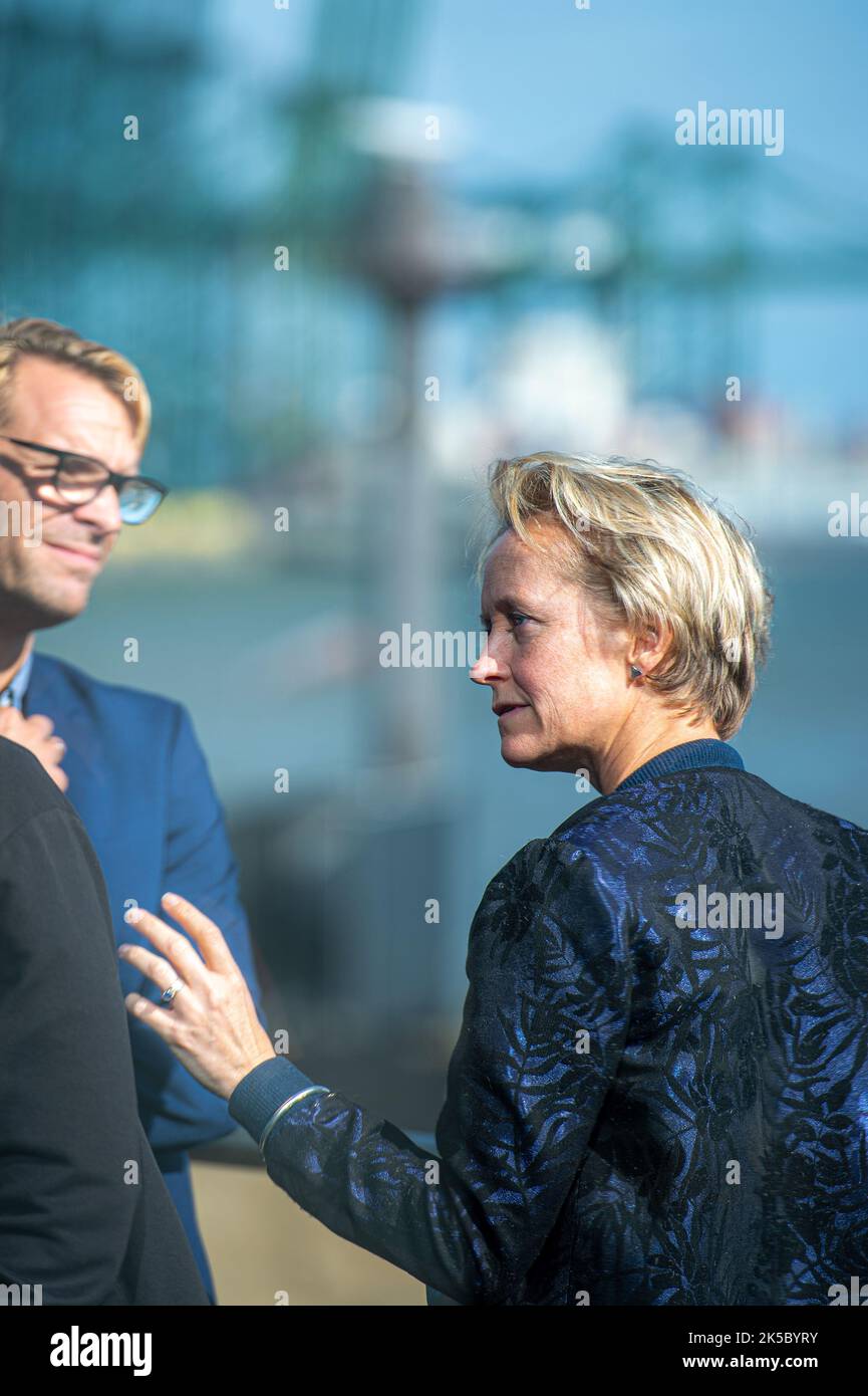 Annick de Ridder, une alderwoman du port d'Anvers, est vue lors d'une conférence de presse pour le lancement officiel de la rénovation du terminal Europa, au port d'Anvers, le vendredi 07 octobre 2022, à Anvers. Le nouveau bâtiment aura 1,2 kilomètres de quai et les travaux de rénovation prendront 9 ans. Après la rénovation, les navires les plus récents pourront s'amarrer au quai, mais le terminal sera également plus durable. BELGA PHOTO JONAS ROOSENS Banque D'Images