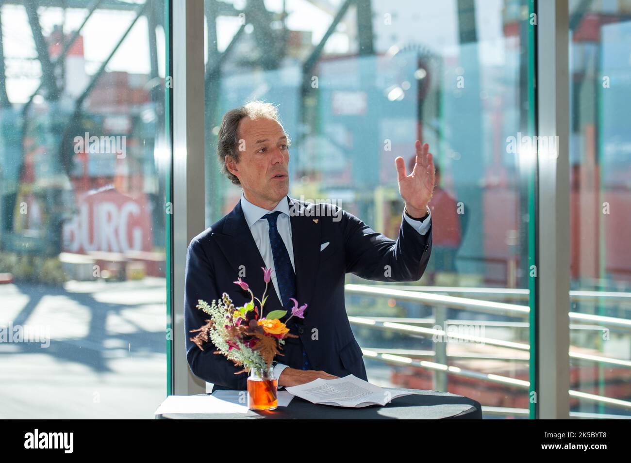 Jacques Vandermeiren, PDG du port d'Anvers, est présent lors d'une conférence de presse pour le lancement officiel de la rénovation du terminal Europa, au port d'Anvers, le vendredi 07 octobre 2022, à Anvers. Le nouveau bâtiment aura 1,2 kilomètres de quai et les travaux de rénovation prendront 9 ans. Après la rénovation, les navires les plus récents pourront s'amarrer au quai, mais le terminal sera également plus durable. BELGA PHOTO JONAS ROOSENS Banque D'Images