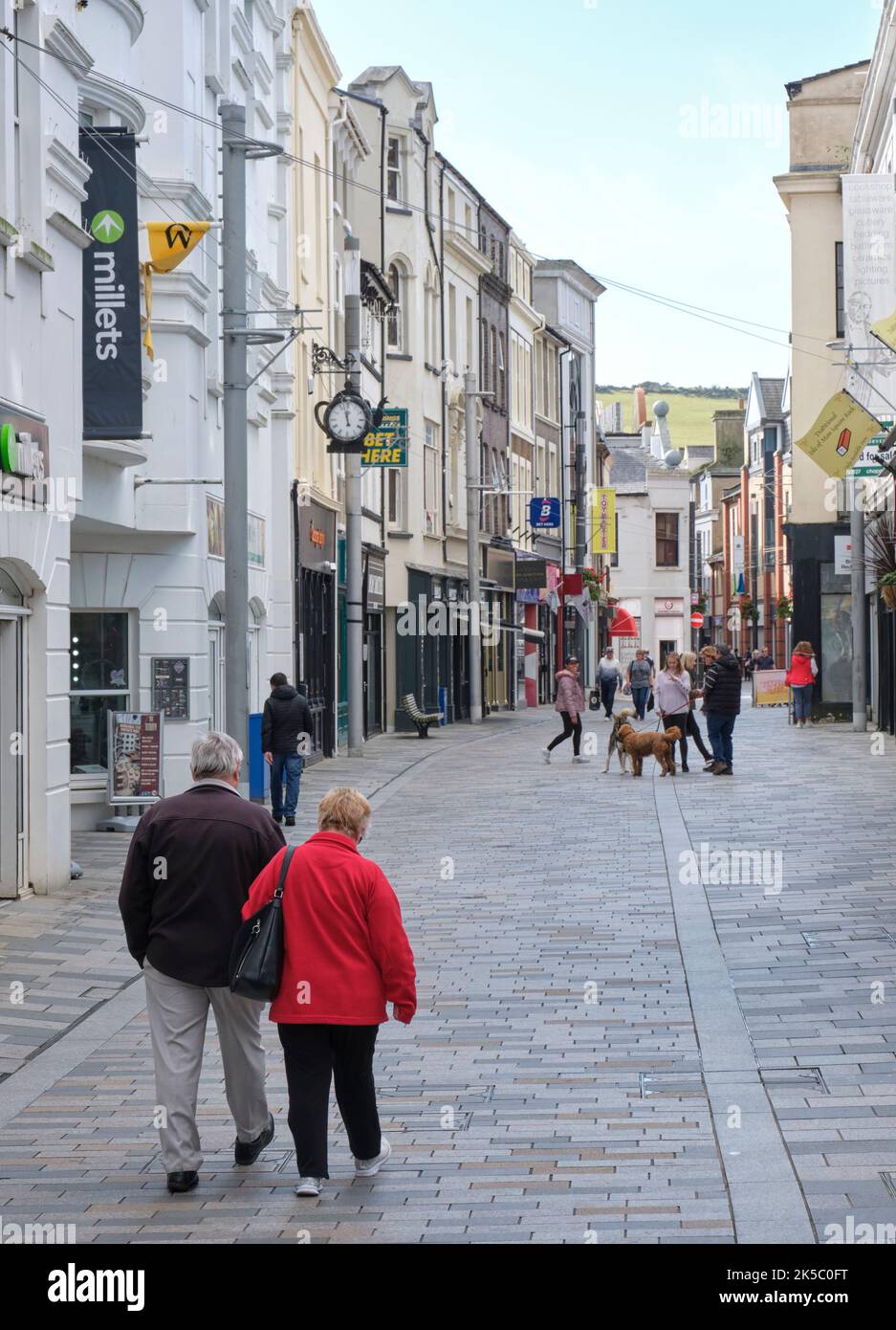 Un bras de marche de couple dans le bras en bas de la rue principale à Douglas, l'île de Man Banque D'Images