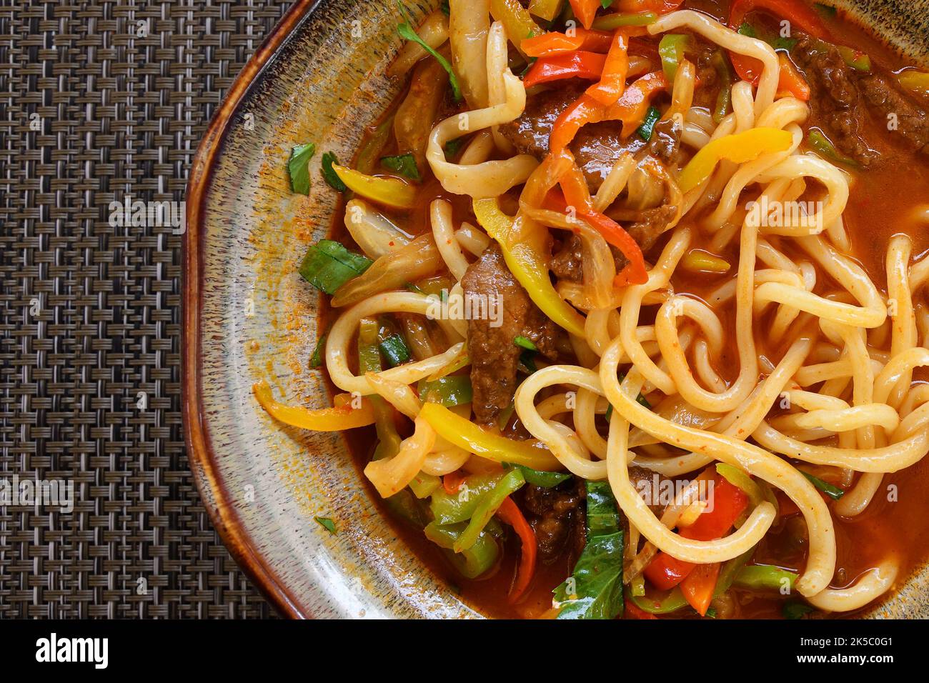 Lagman avec viande (principalement agneau ou boeuf), légumes et nouilles longues tirées, y compris les poivrons bulgares, aubergines, radis, pommes de terre, oignons, ail, sp Banque D'Images