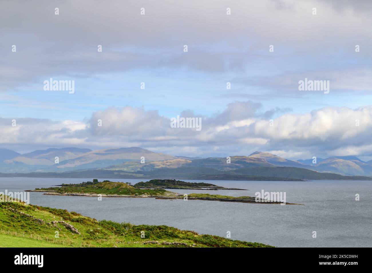 Îles dans la Lynn de Lorn vu de près de Kilcheran sur l'île de Lismore, Écosse Banque D'Images