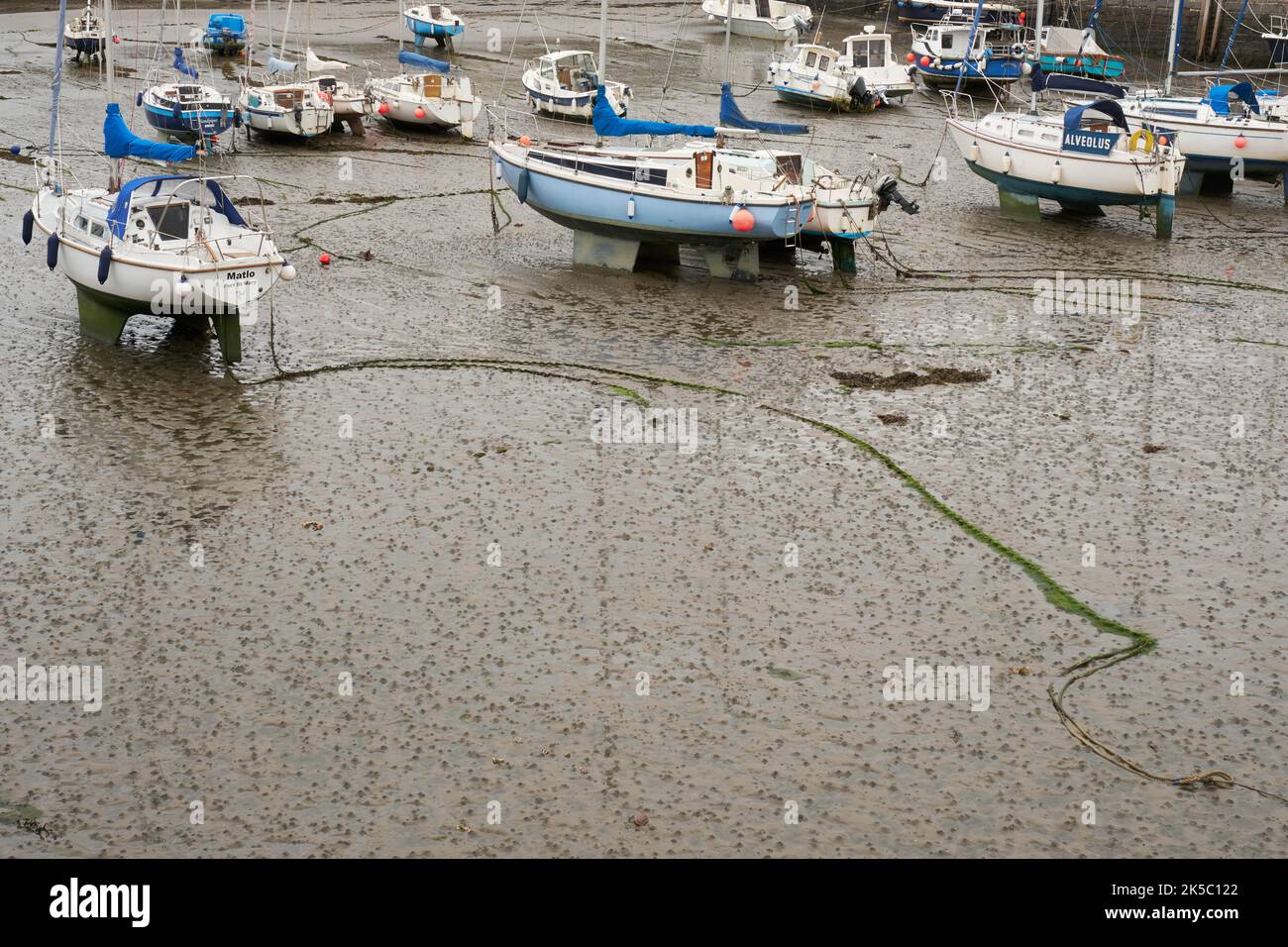 Une scène portuaire à marée basse à Port St Mary, île de Man Banque D'Images