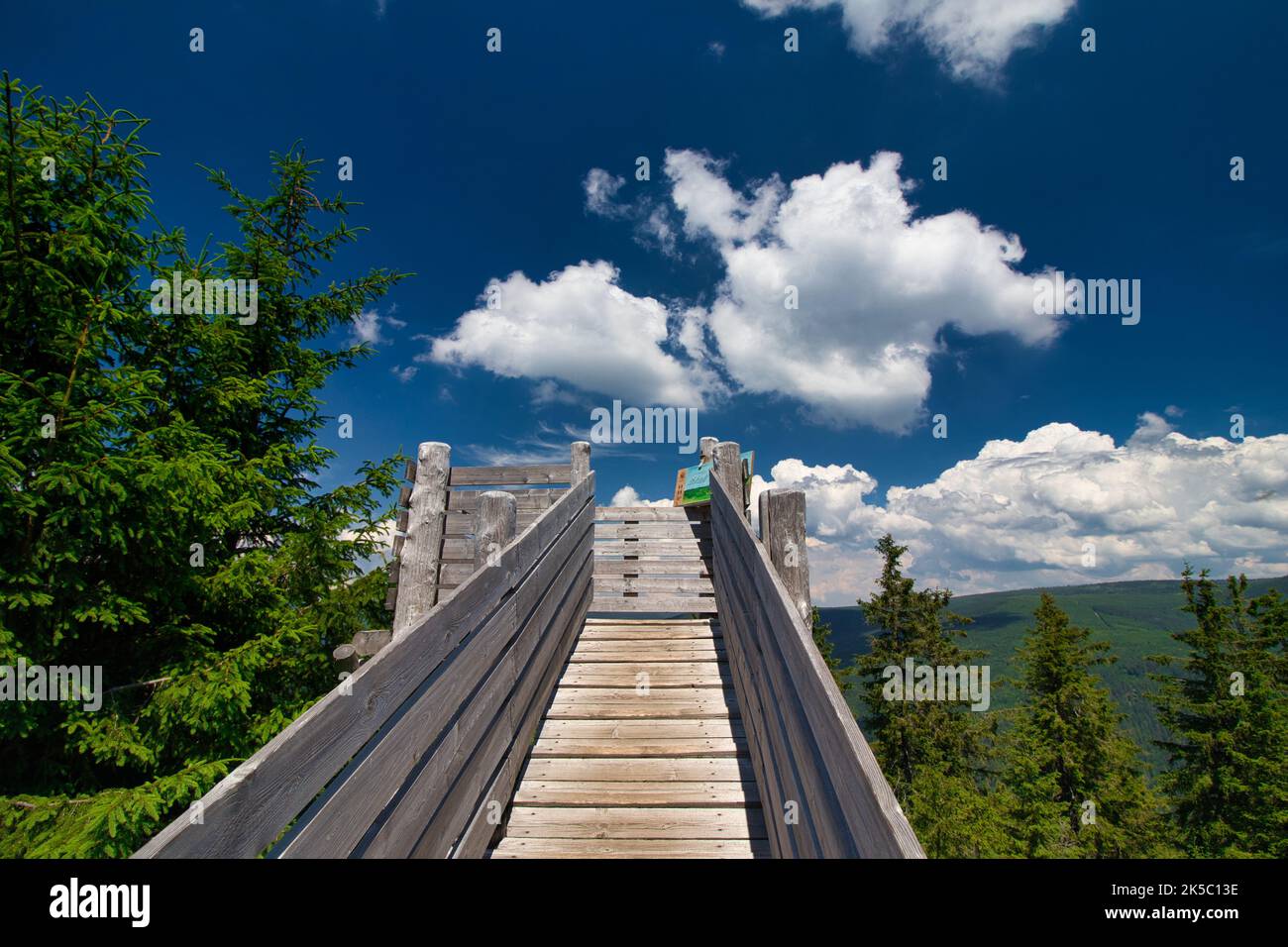 Point d'observation à Certova Hora avec des nuages blancs. Krkonose. République tchèque. Banque D'Images Point d'observation à Certova Hora avec des nuages blancs. Krkonose. République tchèque. Banque D'Images