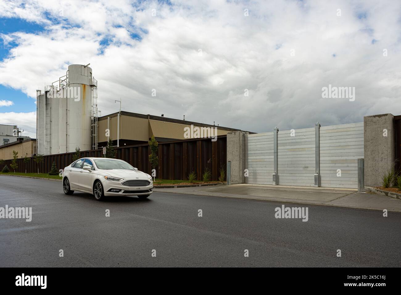 Un mur de protection contre les inondations est photographié autour de l’usine de Bumbo Canada à Vachon, à Ste-Marie-de-Beauce, le 1 septembre 2022. Banque D'Images