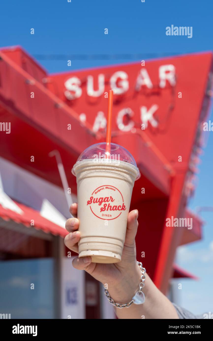 Rudyard, Montana 2 juillet 2022 la main tient un cocktail de