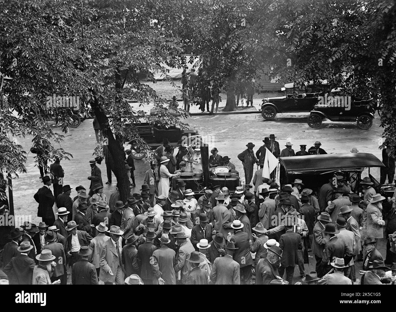 Confederate Reunion - déjeuner de cantine, 1917. De vieux soldats et des bénévoles de la Croix-Rouge à Washington, DC. Banque D'Images