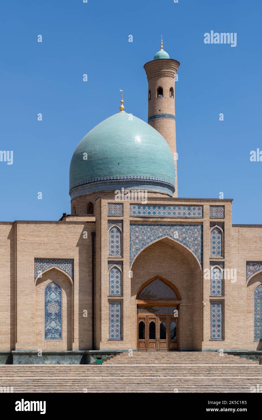 Vue verticale sur le paysage de la mosquée Hazrat Imam avec dôme bleu et minaret sur la place Khast Imam, centre religieux de Tachkent, Ouzbékistan Banque D'Images