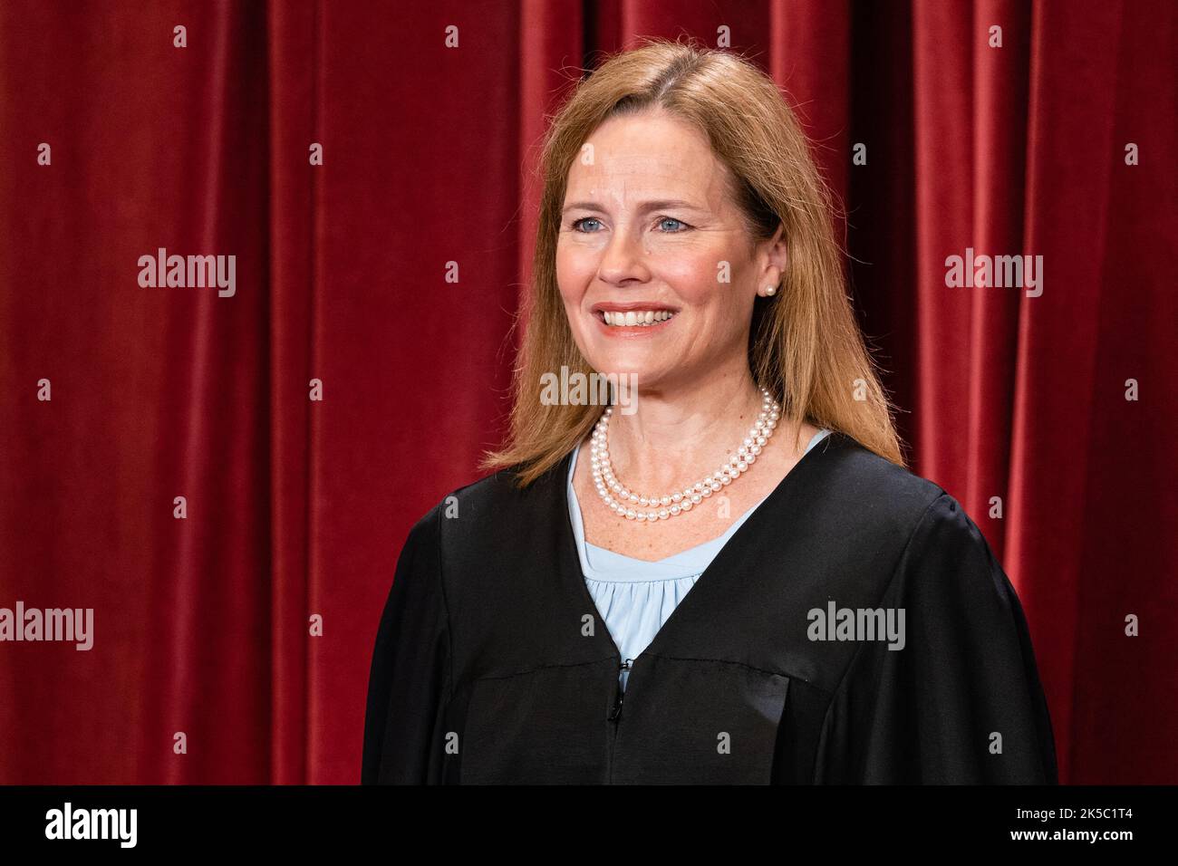 La juge adjointe Amy Coney Barrett lors de la photographie de groupe officielle à la Cour suprême à Washington, DC, Etats-Unis, le vendredi 7 octobre, 2022. La cour a ouvert son nouveau mandat lundi avec un calendrier déjà plein de grands affrontements, y compris deux cas qui pourraient mettre fin à l'utilisation de la race dans les admissions à l'université. Photo par Eric Lee/Pool/ABACAPRESS.COM Banque D'Images