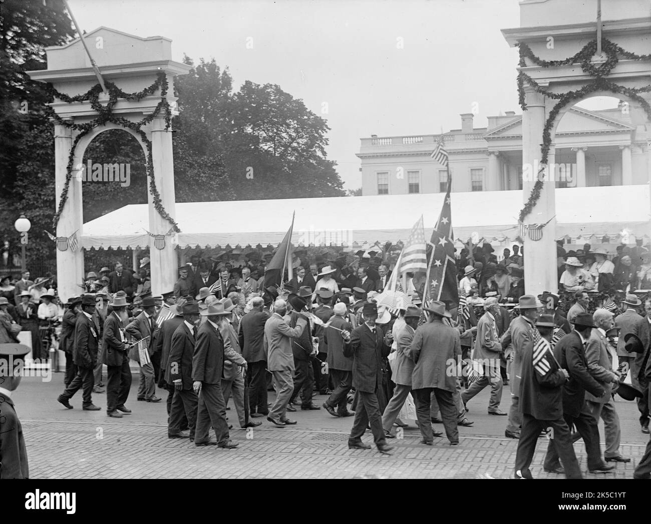 Réunion confédérée - Parade ; stand de révision, 1917. Défilé militaire, anciens combattants de la guerre civile, Washington, D.C. Banque D'Images